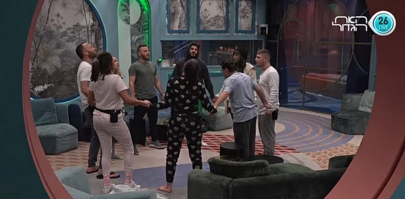 הדיירים בסלון