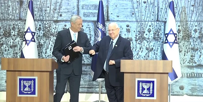 נשיא המדינה ראובן ריבלין ויור כחול לבן בני גנץ מיישמים את הוראות משרד הבריאות