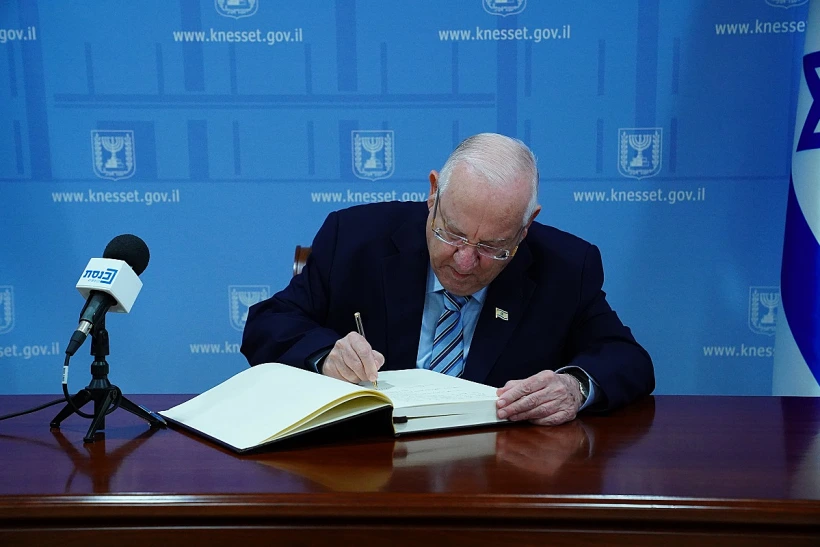 נשיא המדינה ראובן ריבלין חותם בספר הנשיאים