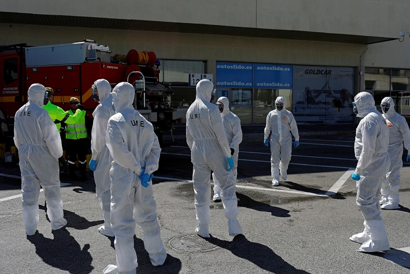 חיטוי נגד נגיף הקורונה בשדה התעופה בספרד