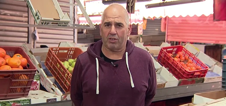 משה בעל בסטה של ירקות ופירות בשוק הכרמל בתל אביב