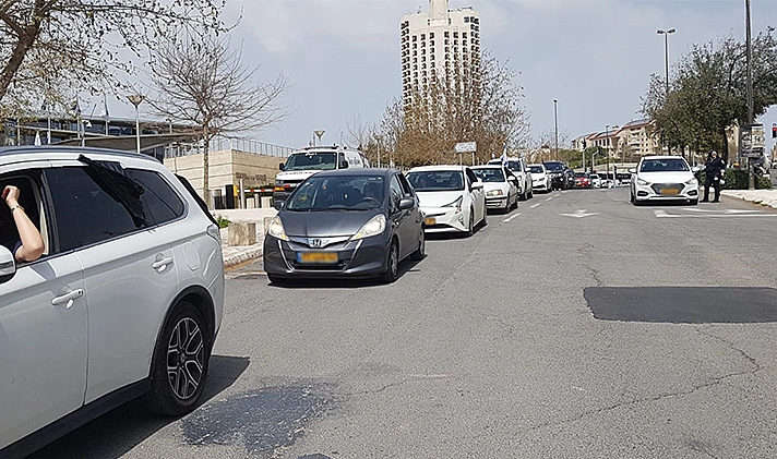 שיירת רכבי מחאת דגל שחור בדרך לכנסת