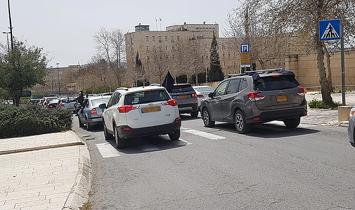שיירת רכבי מחאת דגל שחור בדרך לכנסת