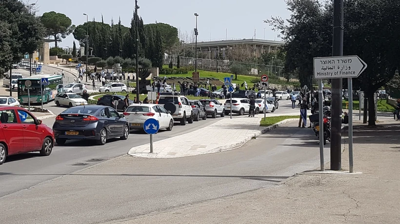 שיירת רכבי מחאת דגל שחור בדרך לכנסת