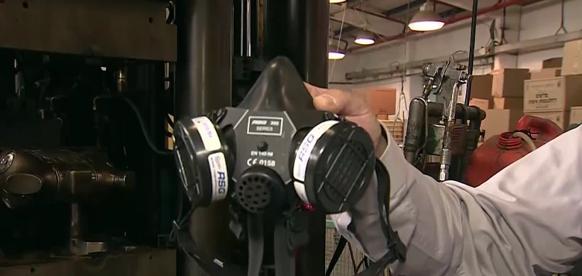 מסכה עם מסננים נגד נגיף הקורונה, מיוצרת במפעל ''שלאון''