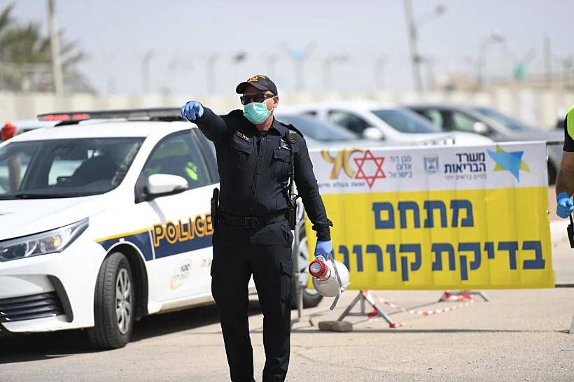 שוטרים אוכפים את תקנות הקורונה