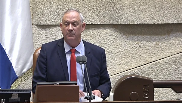 ח''כ בני גנץ נואם בכנסת לאחר התפרקות מפלגת כחול לבן