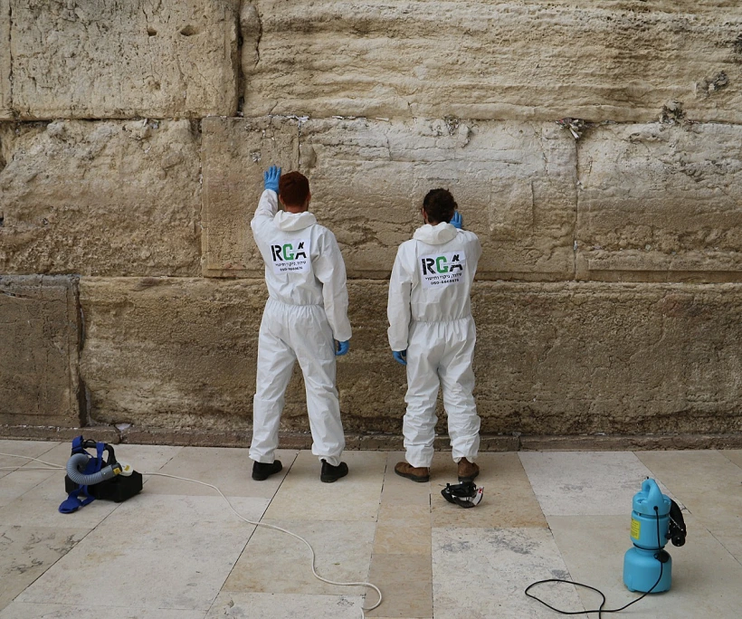 פינוי פתקים מהכותל המערבי וחיטוי אבני הקודש