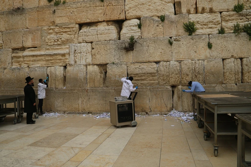 פינוי פתקים מהכותל המערבי וחיטוי אבני הקודש