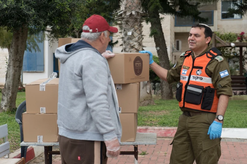 חיילי צה''ל מסייעים לגיל השלישי במשבר הקורונה
