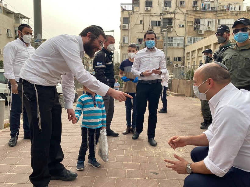 שר הביטחון בנט מבקר בבני ברק ברקע משבר הקורונה