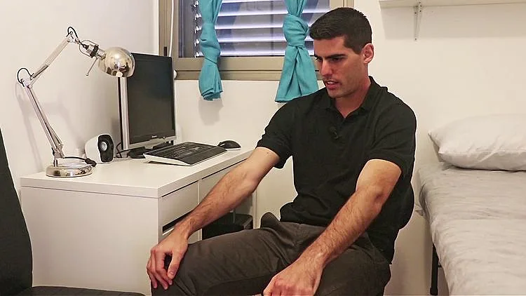 האוסטאופת אורי פלוטקין מדגים תרגילים לתנועה בעמוד השדרה