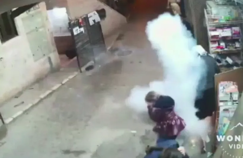 ילדה נפגעה בפניה מרימון הלם שהשליכו שוטרים במאה שערים