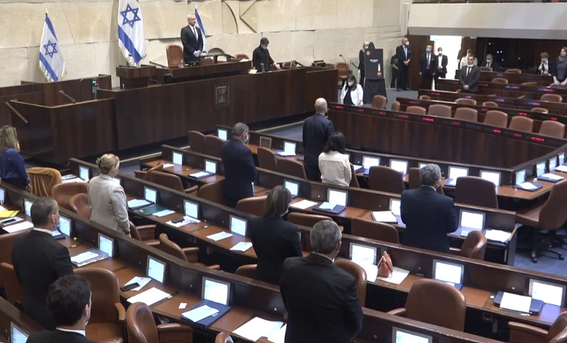 חברי הכנסת עומדים בצפירה ביום הזיכרון לשואה ולגבורה