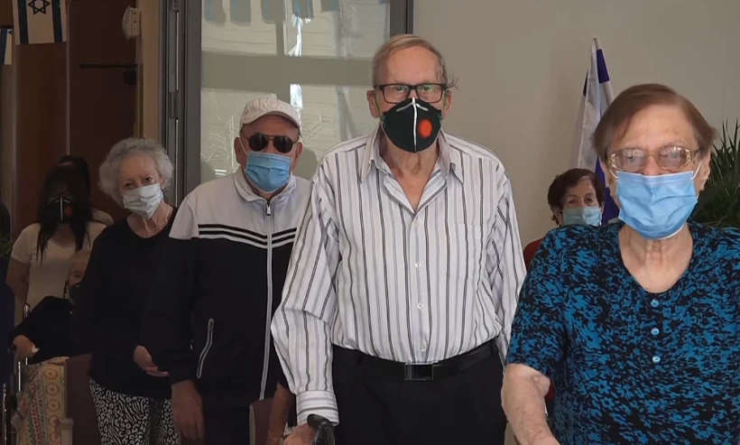 קשישים בדיור מוגן ''לב גנים נתניה'' עומדים בצפירה
