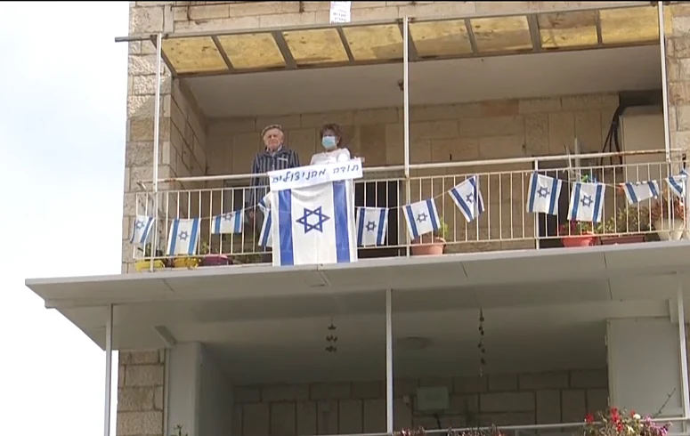עודמים במרפסות בצפירה עם של ''תודה מהניצולים''
