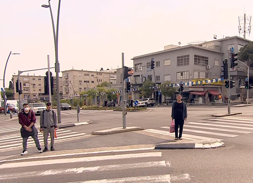 עומדים ברחוב בצפירה