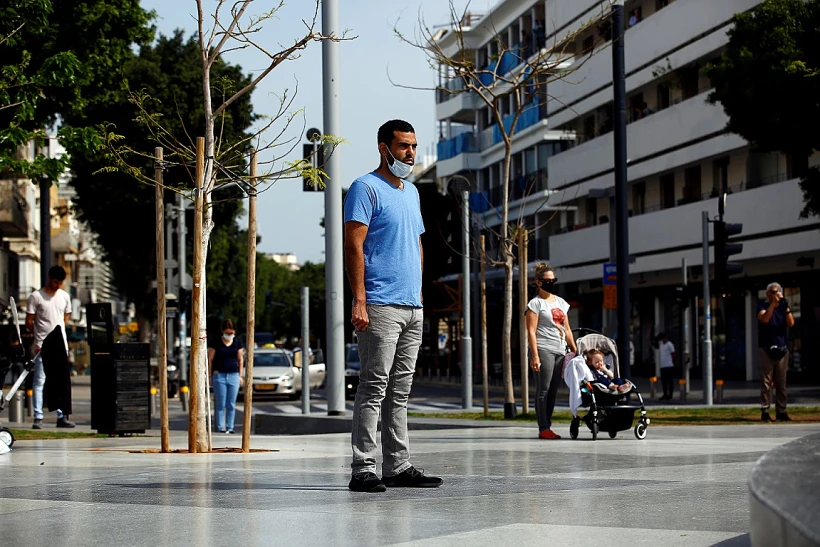 אזרחים עומדים בצפירה בתל אביב