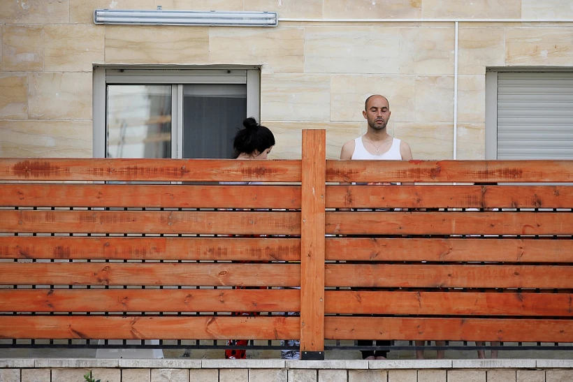 עומדים בצפירה במרפסת הבית באשקלון