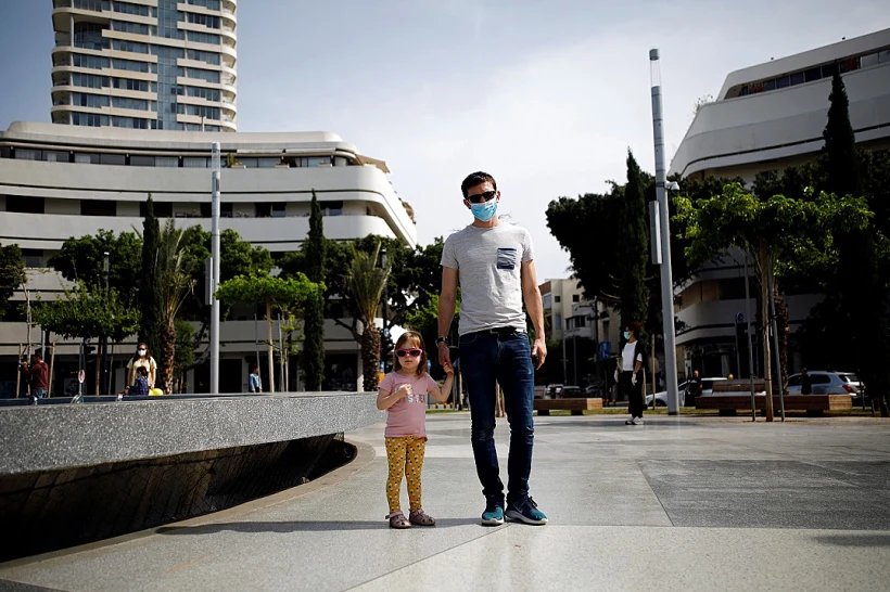 אב ובתו עומדים בצפירה בכיכר הבימה