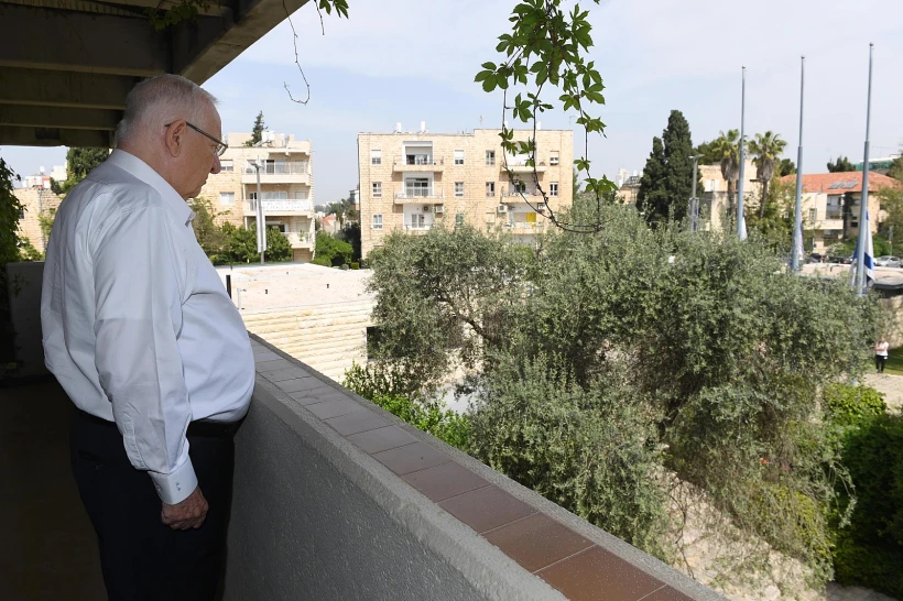 נשיא המדינה ראובן (רובי) ריבלין עומד בצפירה במרפסת ביתו