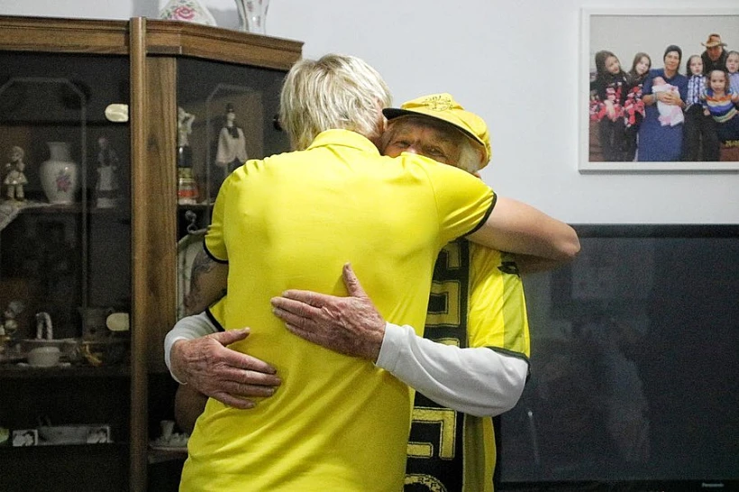 כדורגלן מכבי נתניה הגרמני טים הויבך מבקר ניצול שואה