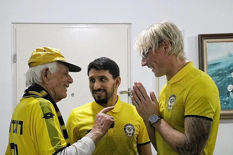 כדורגלן מכבי נתניה הגרמני טים הויבך מבקר ניצול שואה