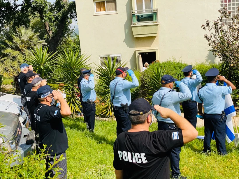 שוטרים מצדיעים לניצולי שואה