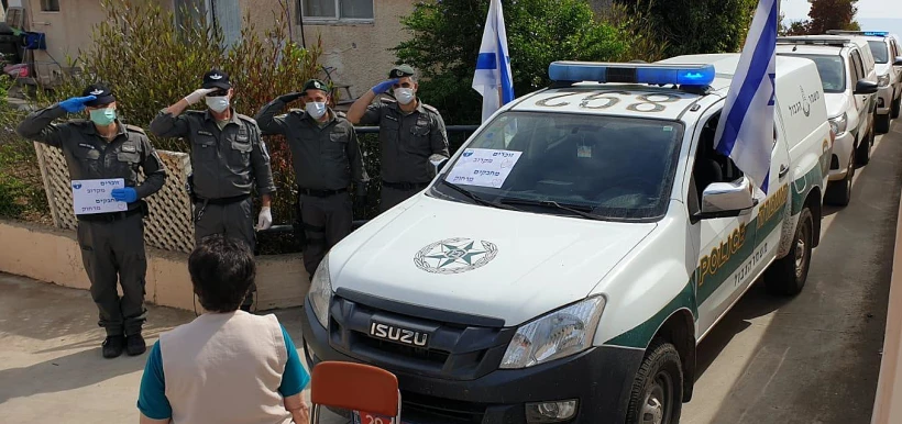 אנשי השיטור הקהילתי של עמק הירדן במחווה מרגשת מול ביתה של ניצולת שואה