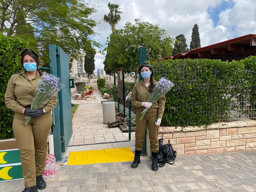 חיילות בבתי העלמין הצבאיים