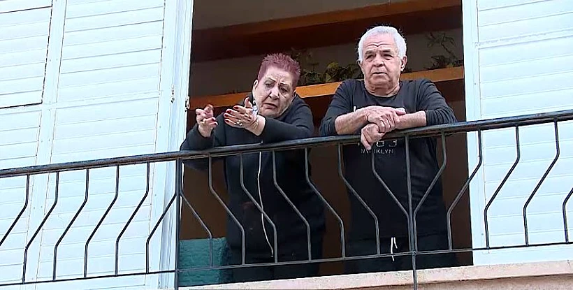 שמואל ואריאלה שקיבלו את חבילת הסיוע לקשישים לפני יום העצמאות