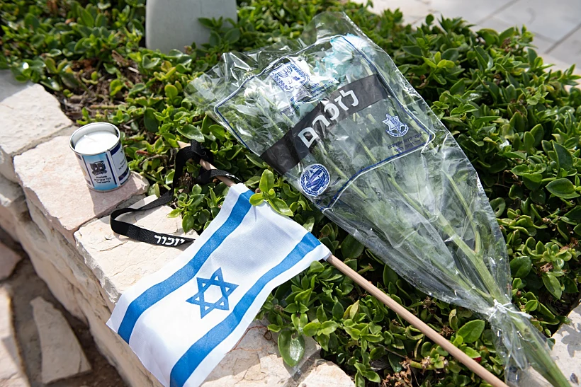 הנחת זר על קבר של חלל צה''ל