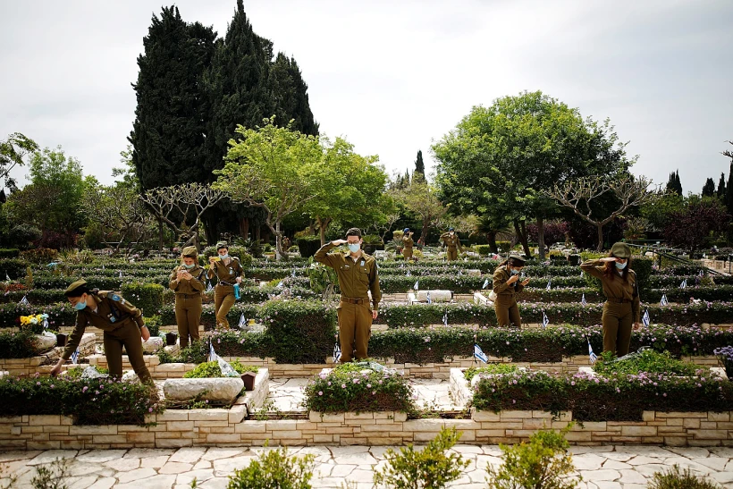 חיילים בבית עלמין צבאי