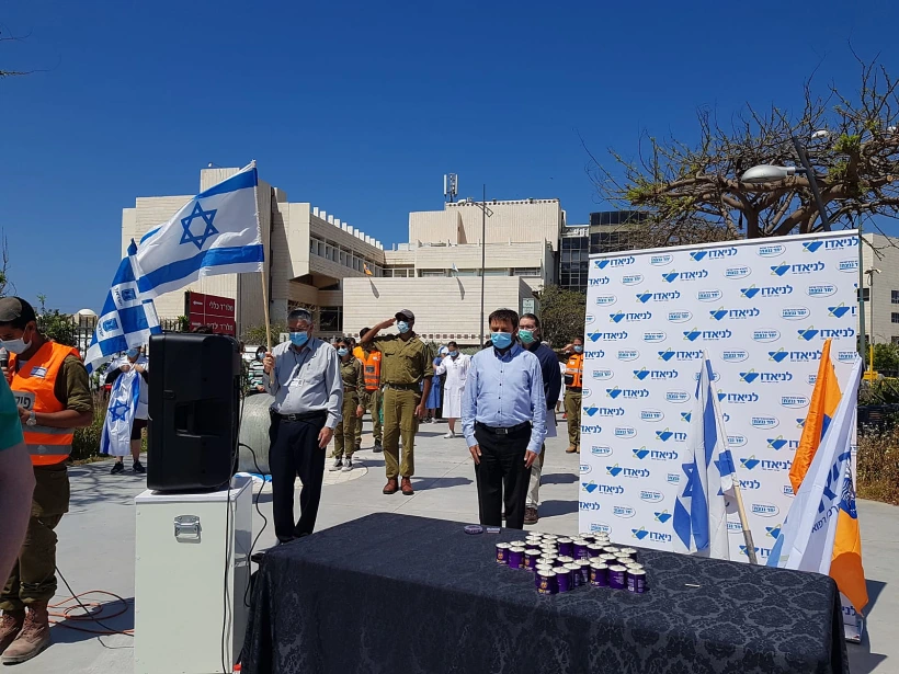 אנשי הצוות הרפואי בבית החולים לניאדו עומדים בצפירה