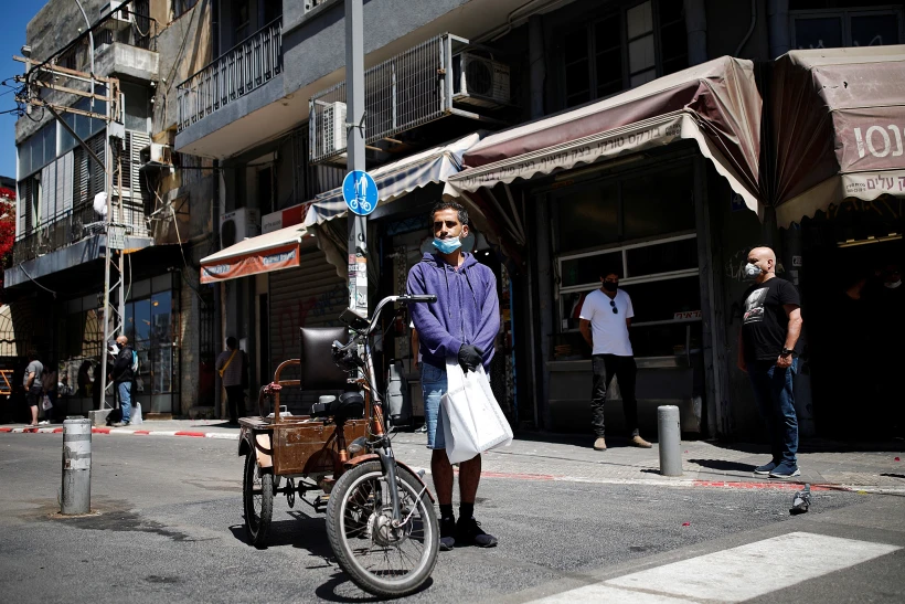אזרחי ישראל עומדים בצפירה במהלך יום הזיכרון