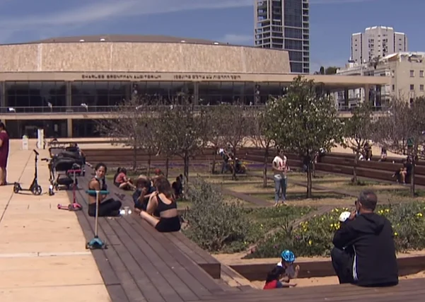 המונים מתקהלים בכיכר הבימה