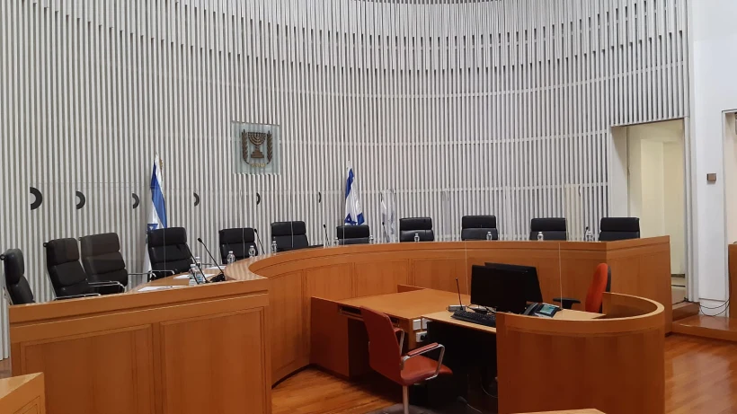 מחיצות שקופות שהוצבו בין השופטים בדיון בסוגיית הטלת המנדט על נתניהו