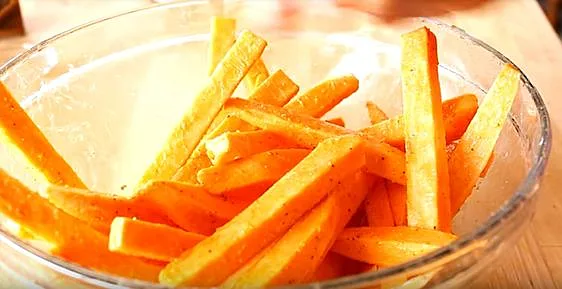 הקפידו להטמיע ולהספיג היטב את התבלינים תוך עיסוי הבטטה