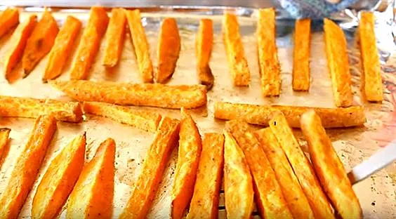 . היפוך אחד ושוב לתנור. צ'יפס תפוחי אדמה כמעט מוכן