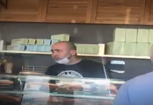 מוכר במאפייה ללא מסכה