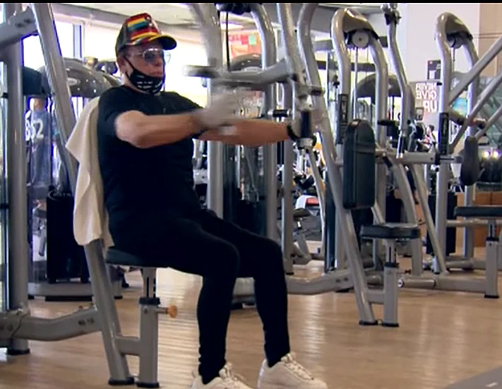 אדם מתאמן בחדר כושר