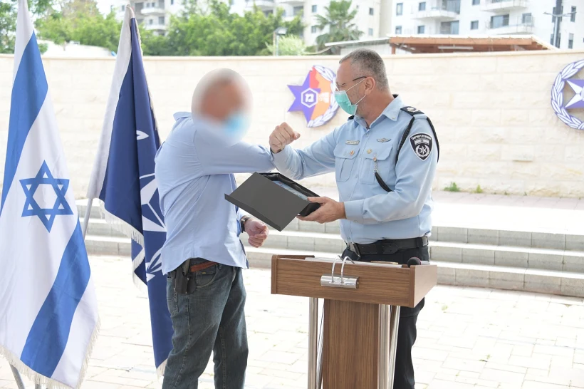 הענקת אות הוקרה לאזרח שניטרל את המפגע בפיגוע ביום הזיכרון