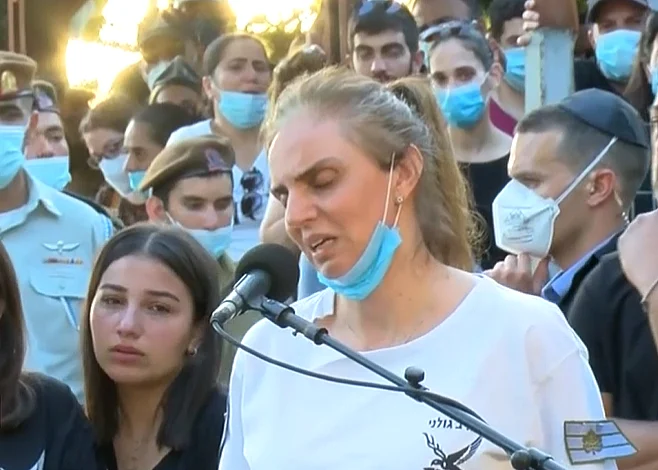 אמו של עמית בן יגאל סופדת לו, כשהיא לובשת את חולצתו ואת דרגתו