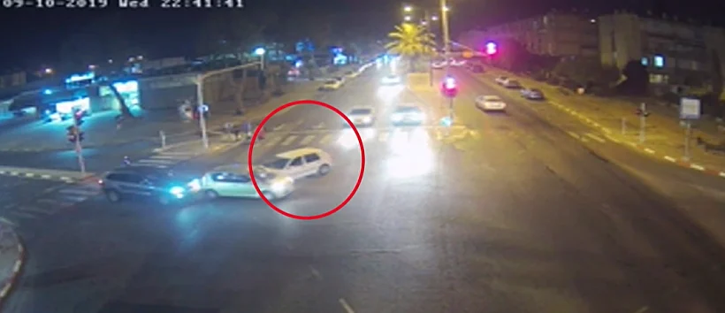 תיעוד התאונה שבה נהג הרכב נהג עם מקל
