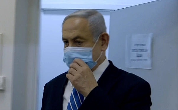 ראש הממשלה בנימין נתניהו נכנס לאולם בית המשפט