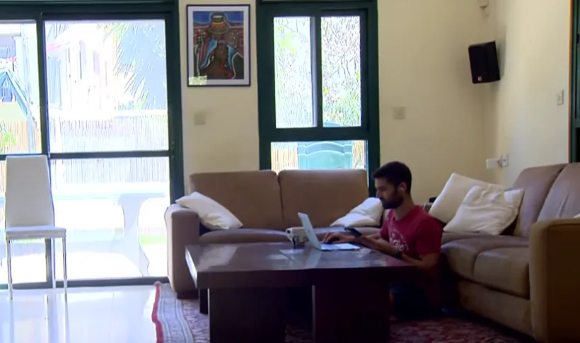 תומר מויניאן, מפתח תוכנה בחברת fyber, עובד מהבית