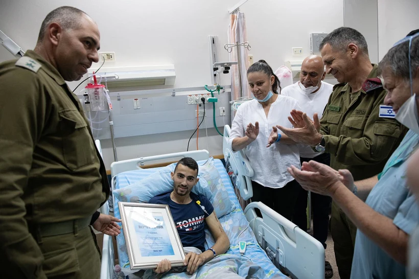 אביב כוכבי ודוד סונגו מעניקים אות הצטיינות לשאדי איברהים