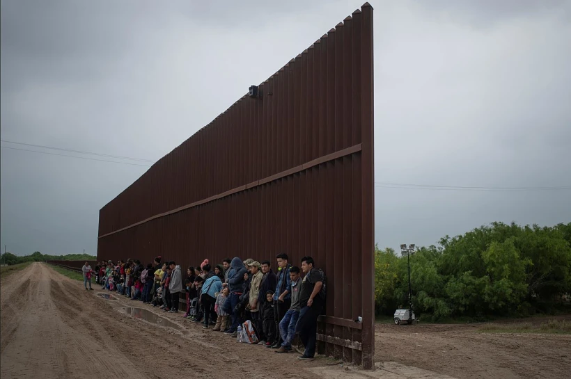 מהגרים שנעצרו סמוך לחומה בגבול