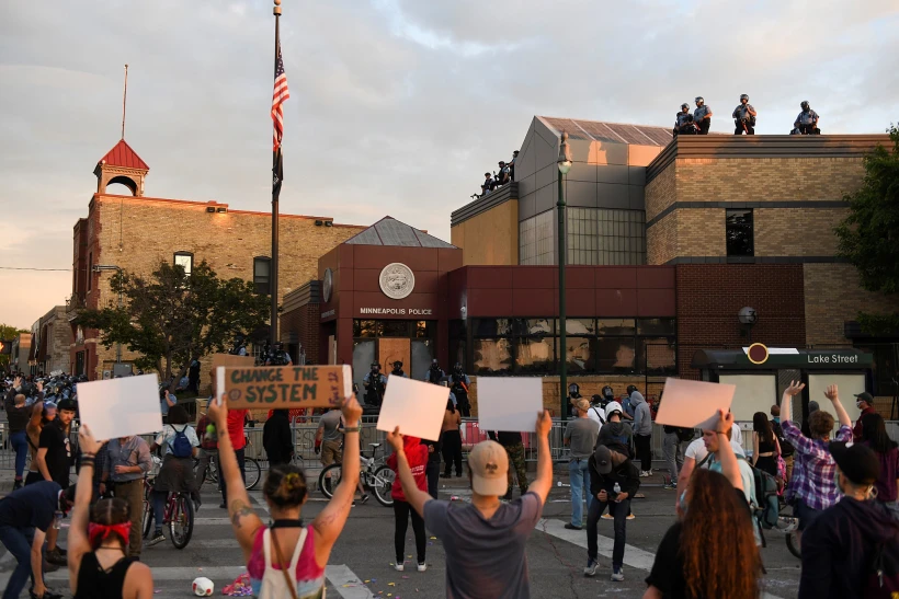 הפגנות בארה''ב על מותו של אזרח אפרו-אמריקני בידי שוטר