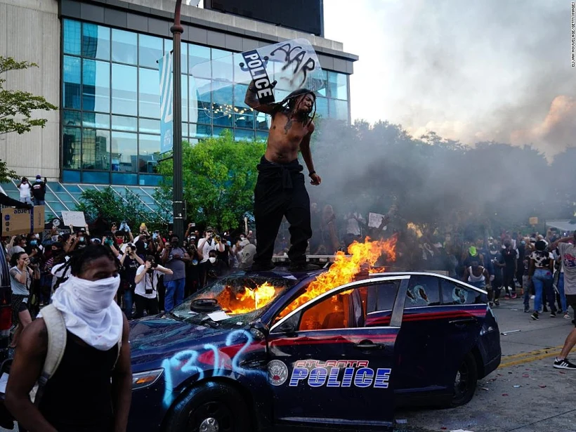 הפגנות מחוץ למטה CNN באטלנטה, במחאה נגד מותו של העצור השחור